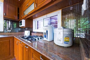 فيلا - ٤ غرف نوم - بمسبح خاص - منظر للحديقة | مطبخ خاص | ثلاجة/مجمد بحجم كبير، ميكروويف، موقد طهي مسطح، مستلزمات طهي/أطباق/أوعية