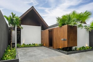 Exterior - 3-bedroom villa in amazing Bali with cool AC breeze (Kabupaten Gianyar, Bali)