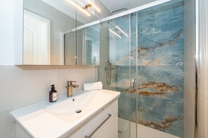 Shower, hair dryer, towels - Altstadttor 17 - Holiday apartment under thatch for up to two people in (Sylt)