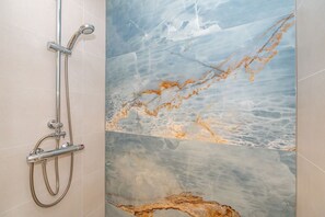 Shower, hair dryer, towels - Altstadttor 17 - Holiday apartment under thatch for up to two people in (Sylt)