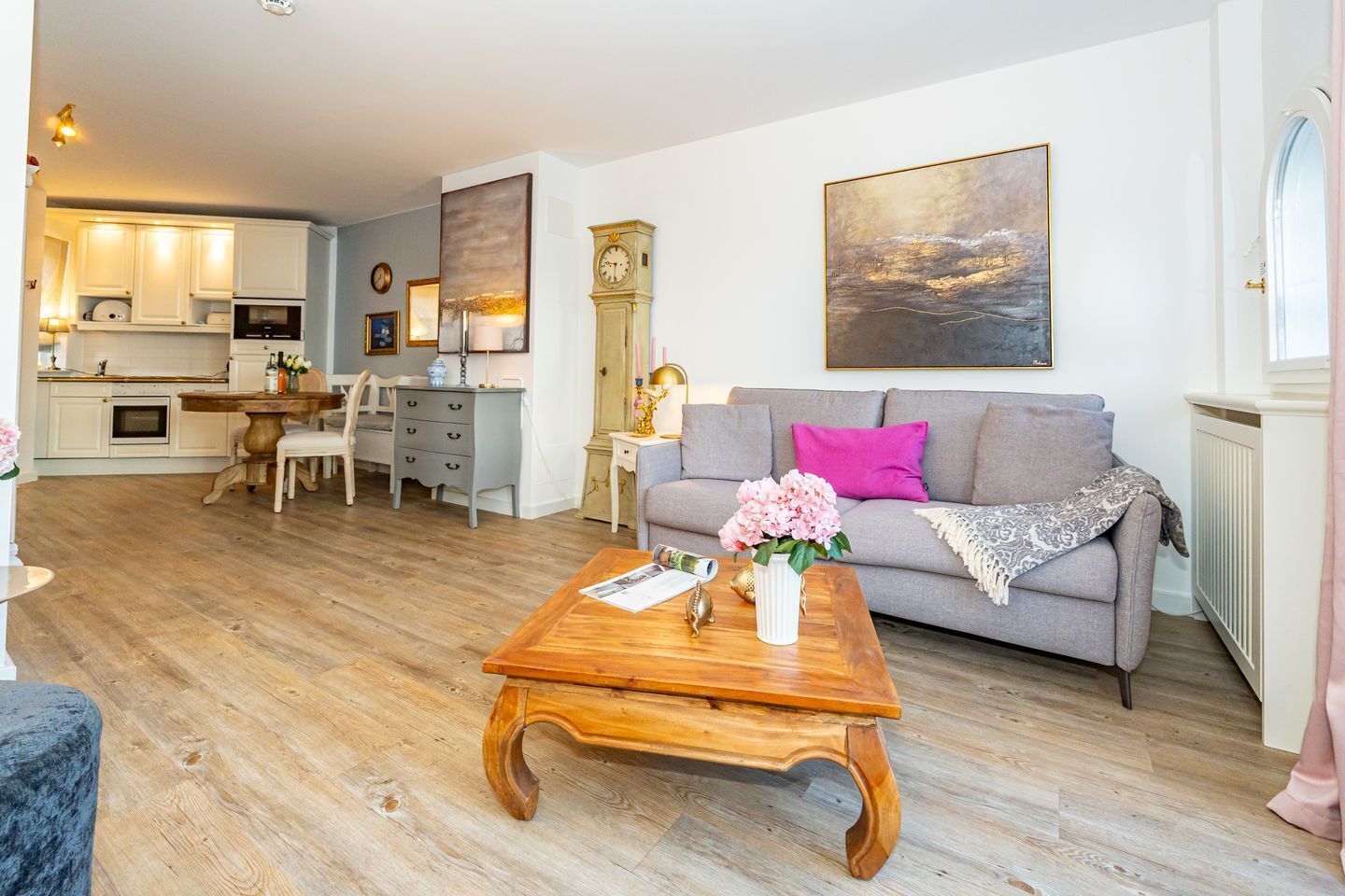 Una televisión, una mesa de tenis de mesa