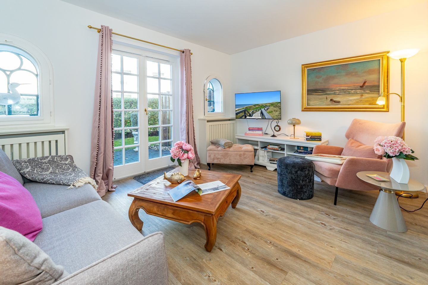 Téléviseur, table de ping-pong