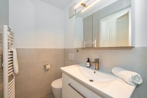 Shower, hair dryer, towels - Altstadttor 17 - Holiday apartment under thatch for up to two people in (Sylt)