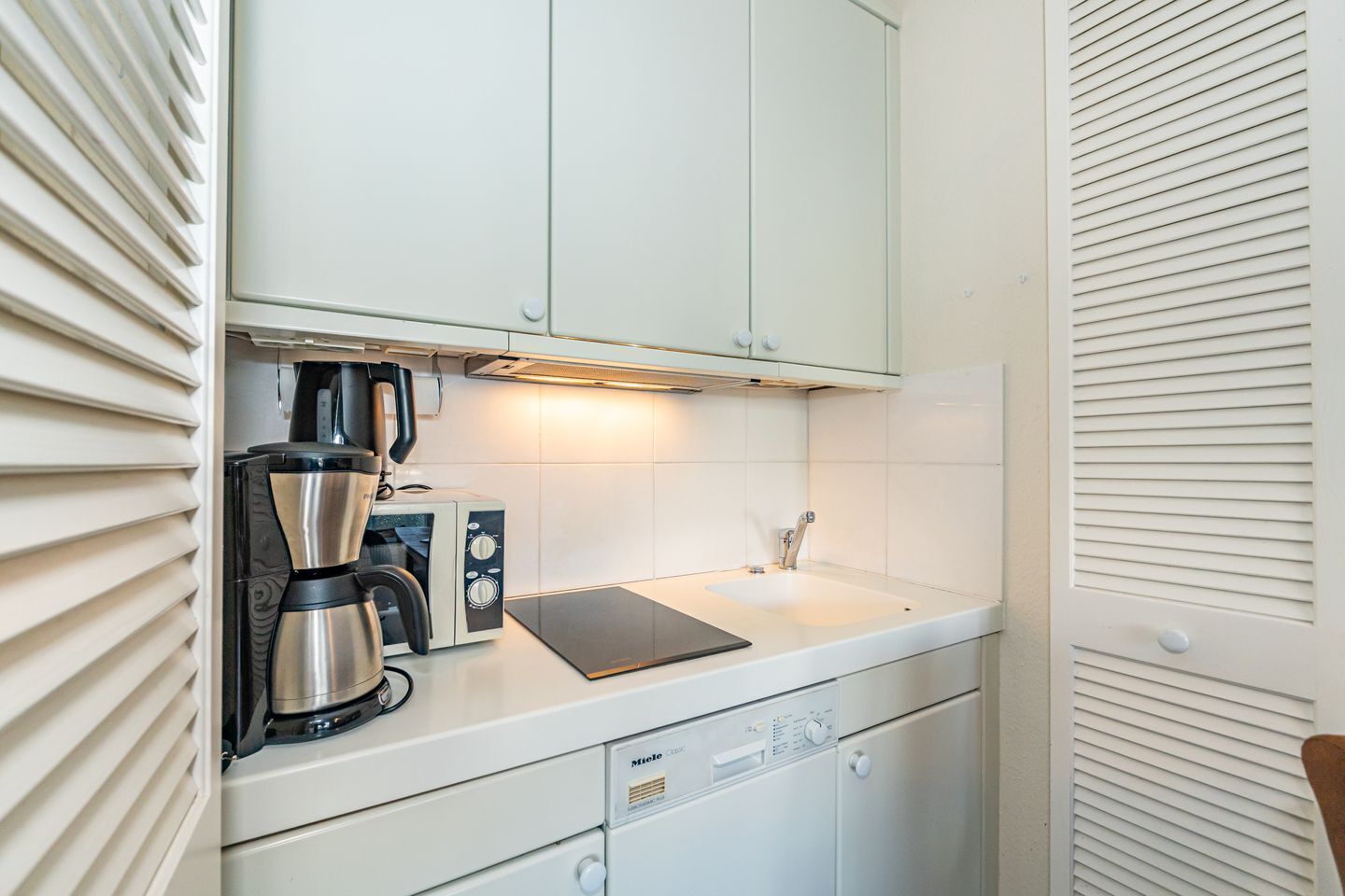 Fridge, microwave, dishwasher, coffee/tea maker