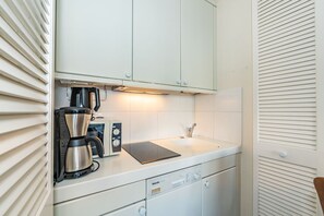 Fridge, microwave, dishwasher, coffee/tea maker - Wattküken - Holiday apartment Wattküken with balcony & parking space (Sylt)