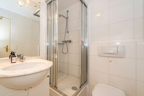 Shower, hair dryer, towels - Wattküken - Holiday apartment Wattküken with balcony & parking space (Sylt)