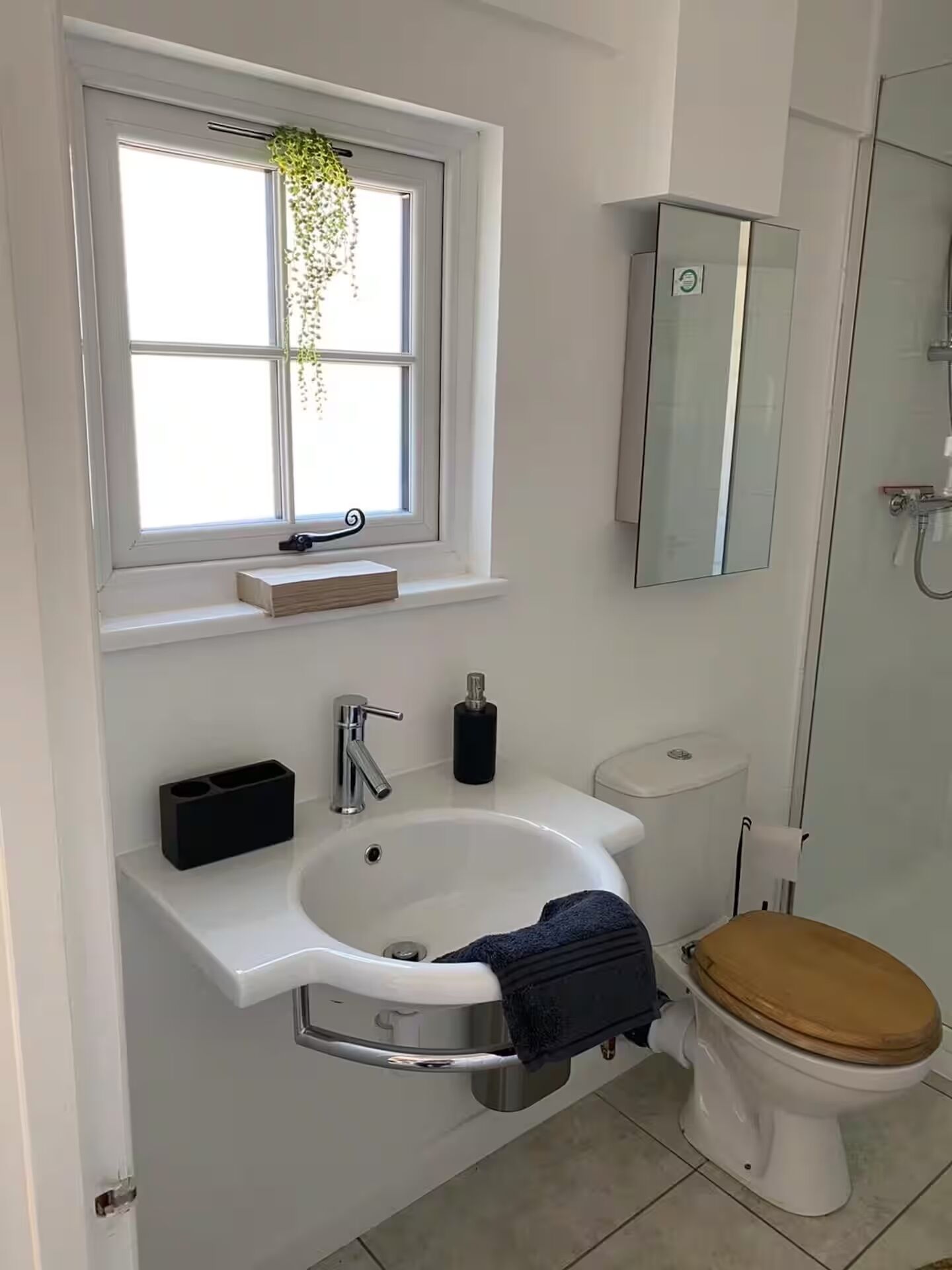 Sèche-cheveux, serviettes fournies, savon, papier toilette