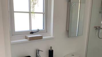Sèche-cheveux, serviettes fournies, savon, papier toilette