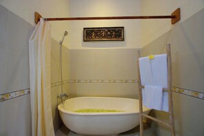 Villa, 2 Bedrooms, Pool View | Bathroom - Madesimon Villa (Payangan)