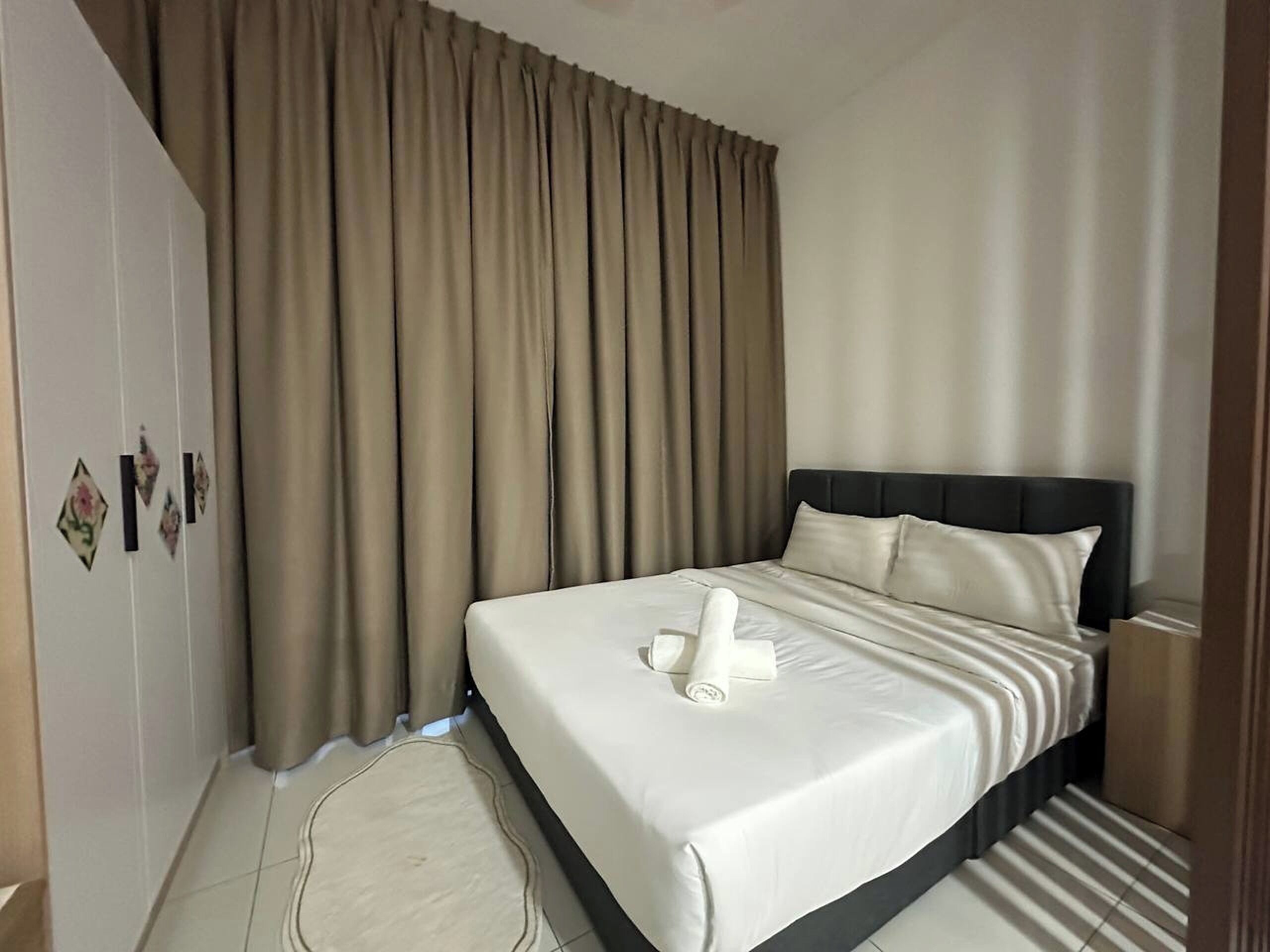 Superior Premium Studio | Escritorio, tabla de planchar con plancha, wifi gratis y ropa de cama