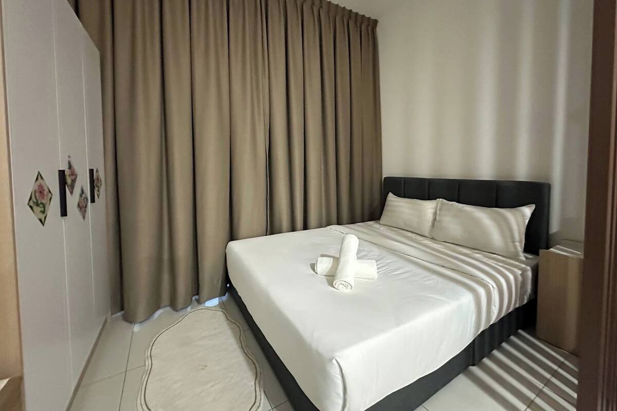 Superior Premium Studio | Escritorio, tabla de planchar con plancha, wifi gratis y ropa de cama