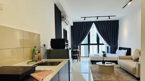 Un appartement moderne comprenant une cuisine, un coin repas et un salon.