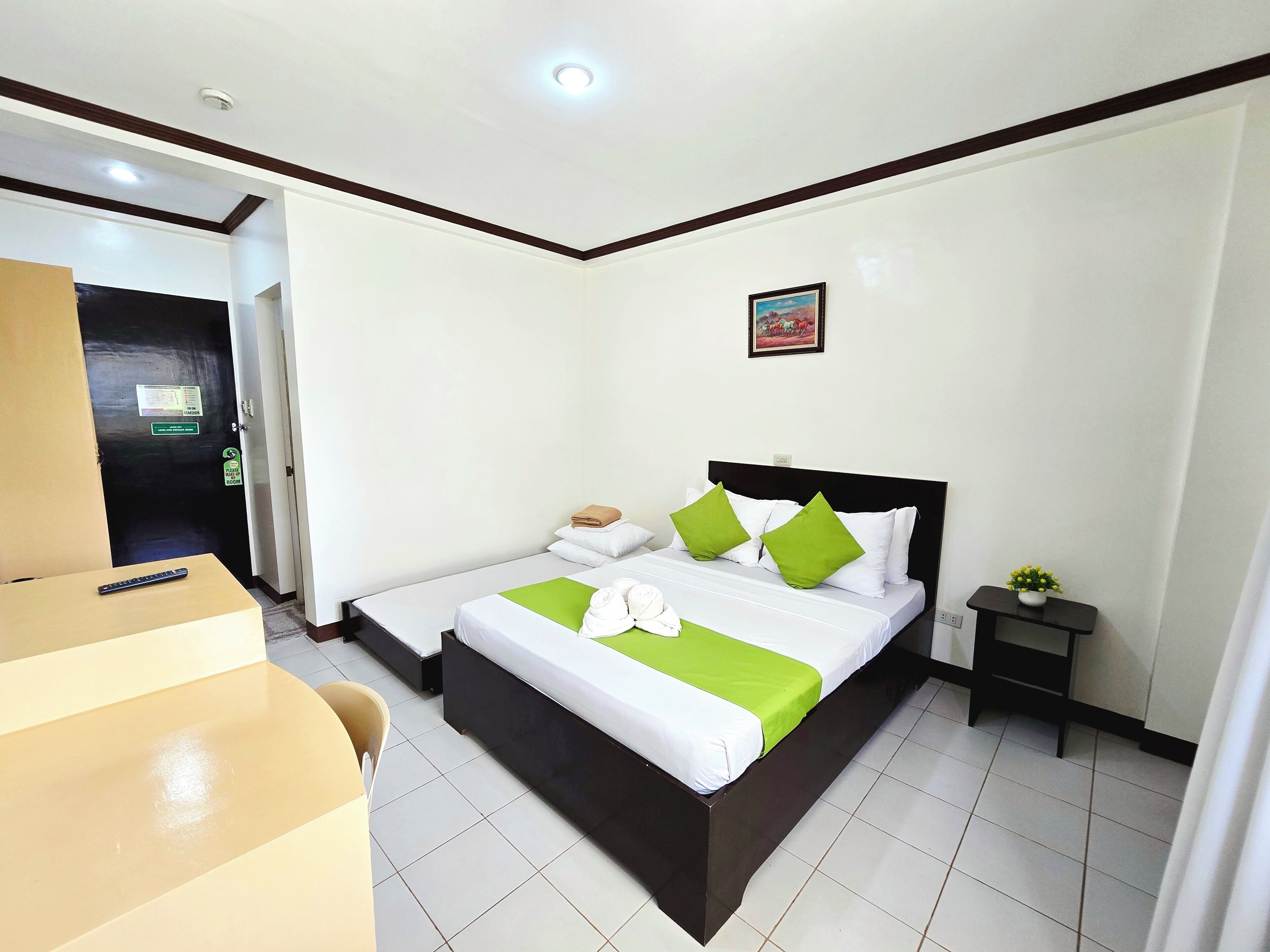 Escritorio, wifi gratis y ropa de cama 