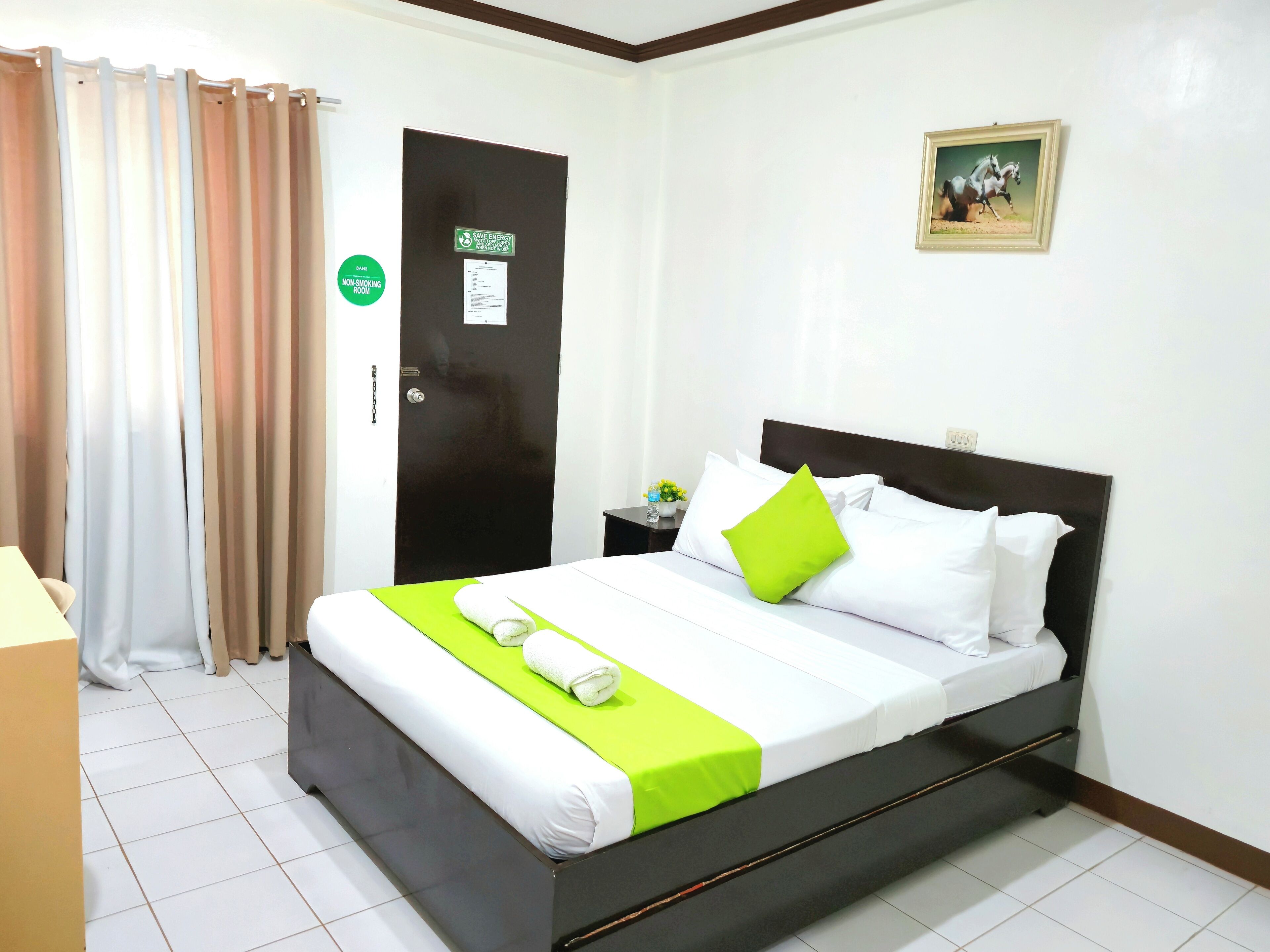 Quarto casal standard | Escrivaninha, Wi-Fi de cortesia, roupa de cama