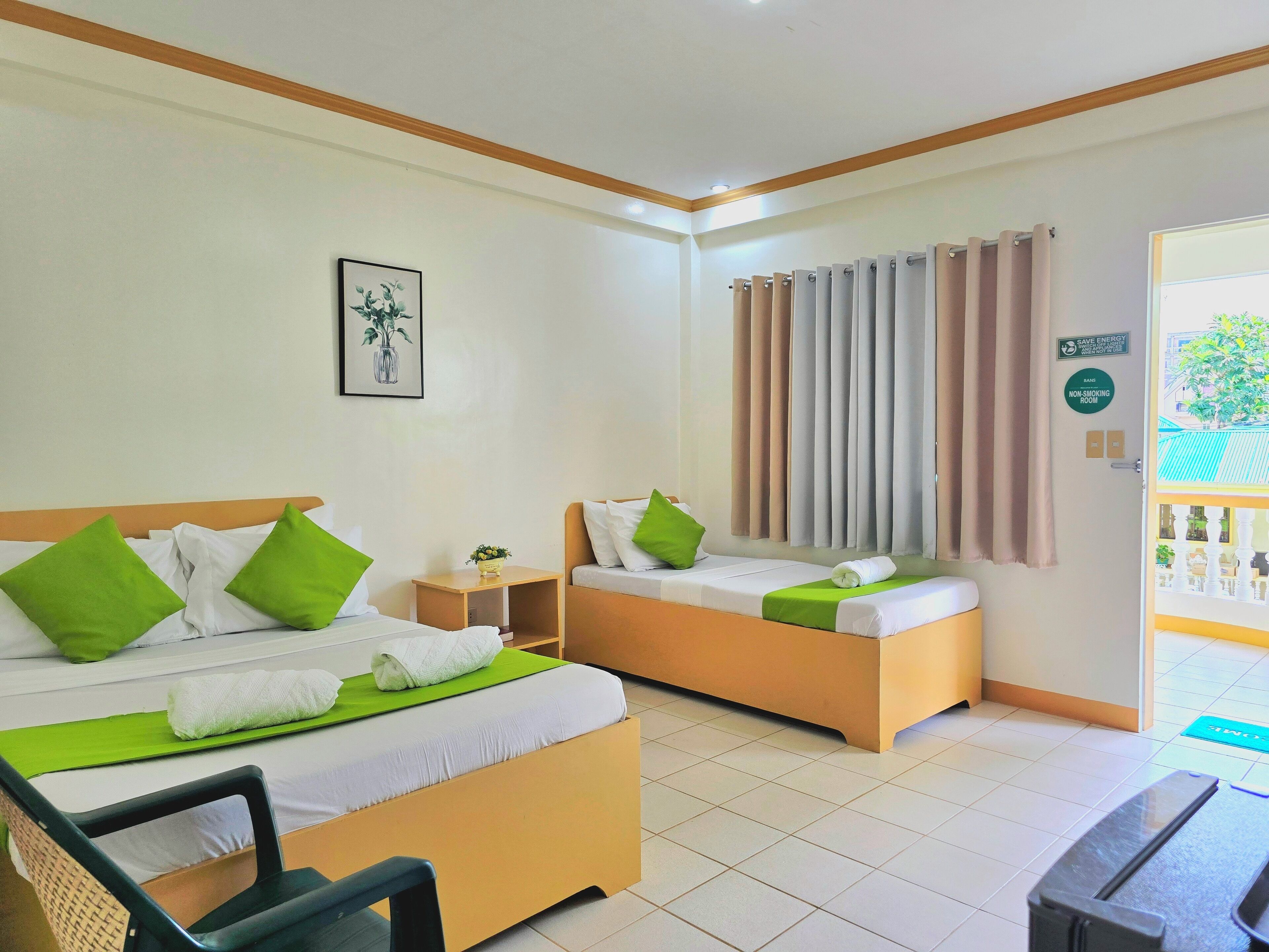 Habitación triple estándar | Escritorio, wifi gratis y ropa de cama 