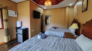 Family Room | Desk, free WiFi, bed sheets