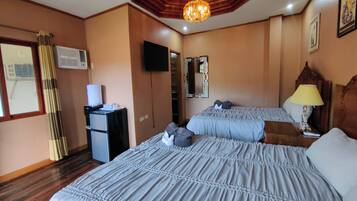 Family Room | Desk, free WiFi, bed sheets