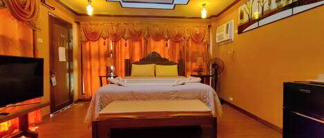 Honeymoon Suite | Desk, free WiFi, bed sheets