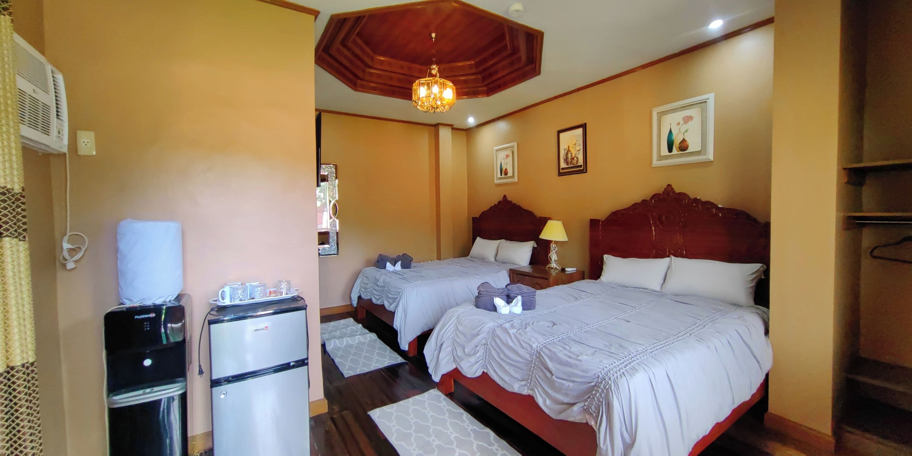 Escritorio, wifi gratis y ropa de cama 