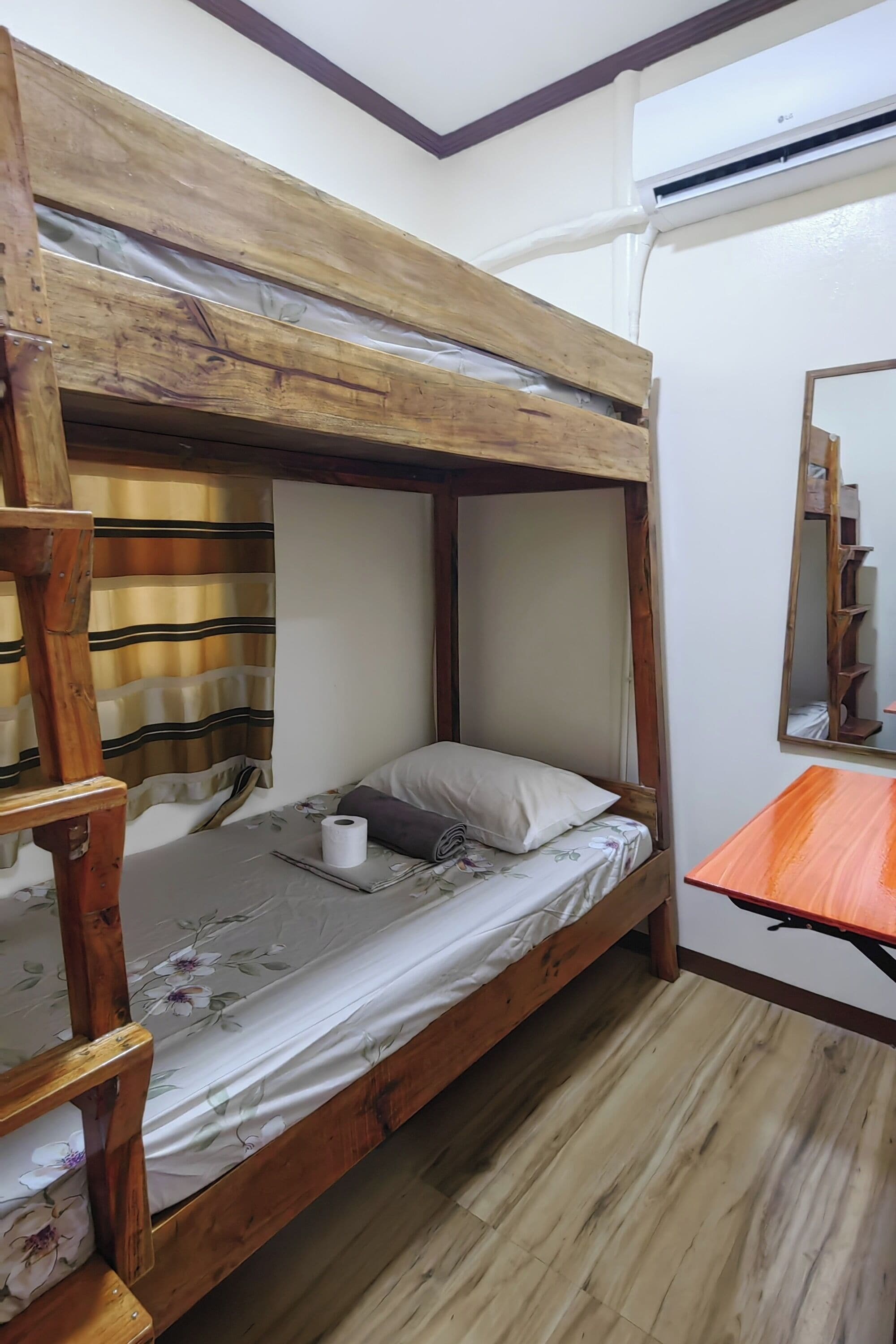 واي فاي مجانًا وملاءات أسرّة