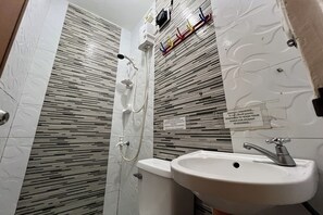 Family Room | Bathroom | Shower, towels - Kakay Beach Resort (San Narciso)