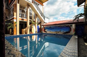 Una piscina al aire libre