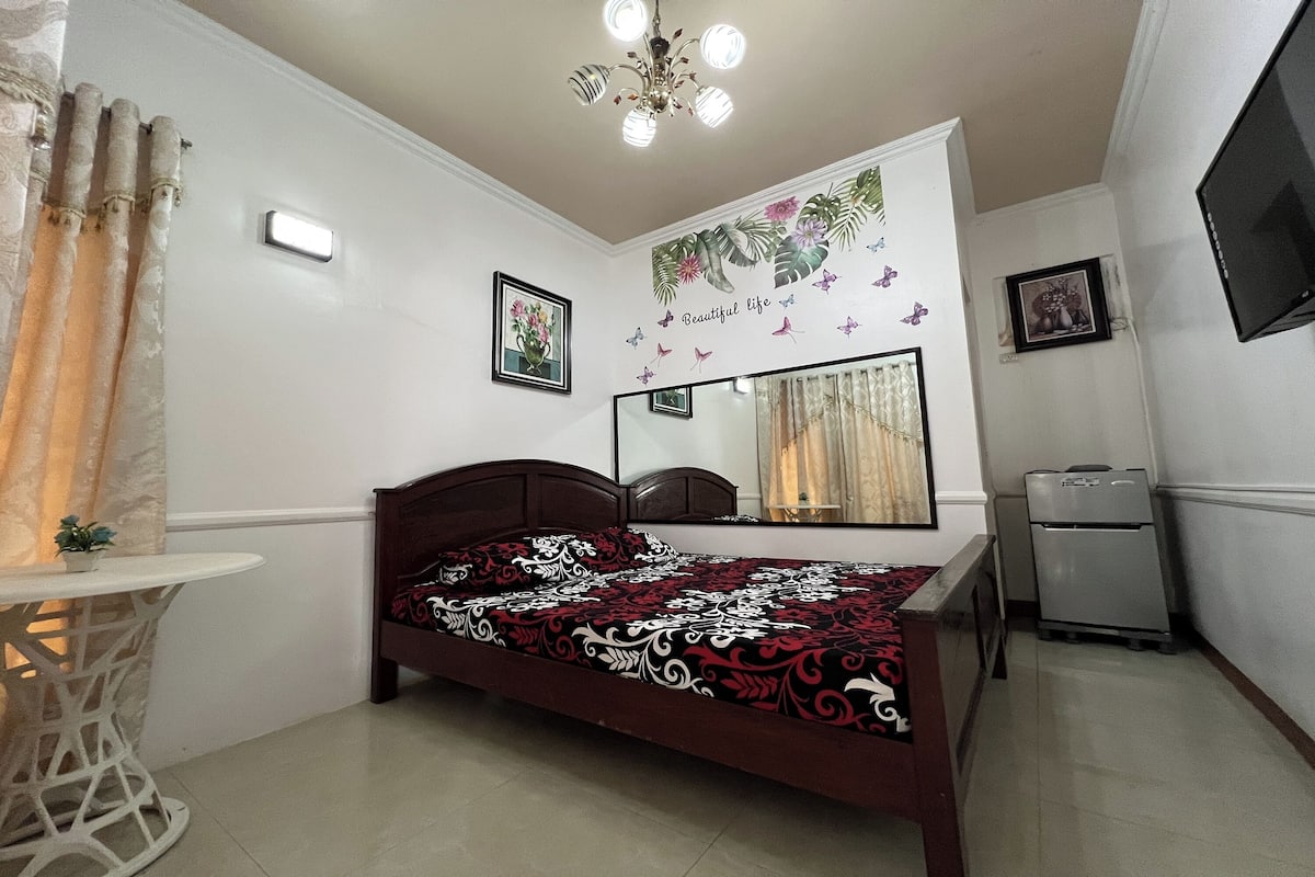 Escritorio, wifi gratis y ropa de cama