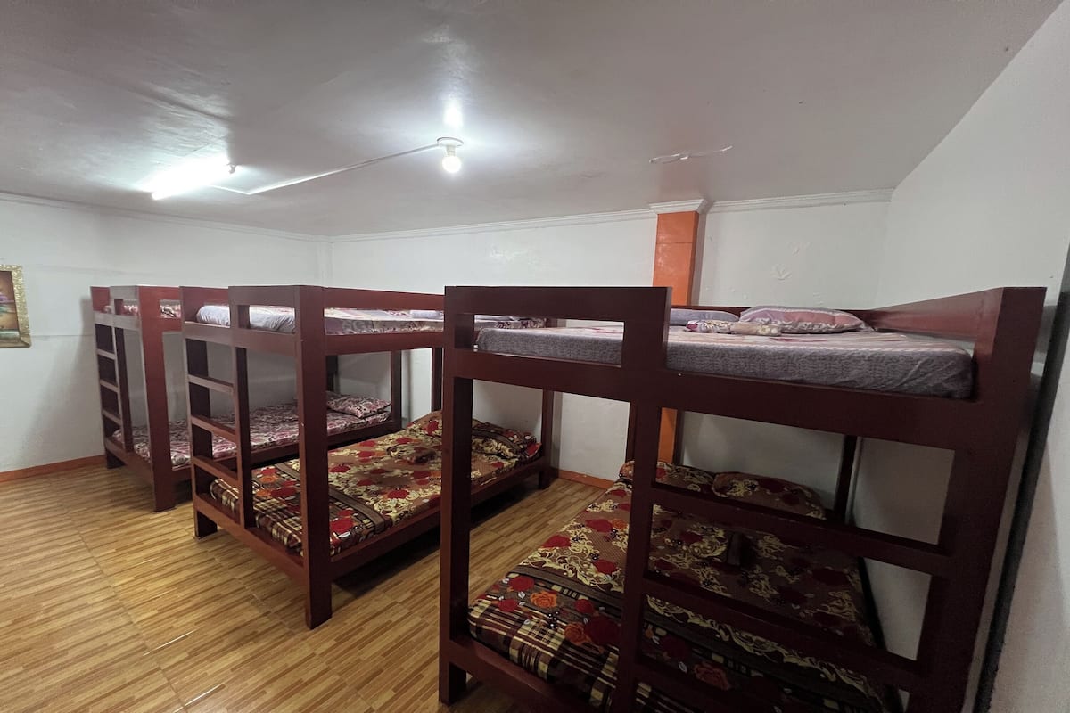 Escritorio, wifi gratis y ropa de cama