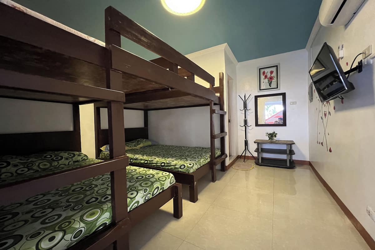 Escritorio, wifi gratis y ropa de cama