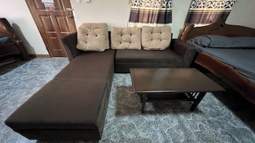 华丽客房 | 办公桌、免费 WiFi、床单