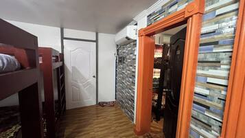 Escritorio, wifi gratis y ropa de cama