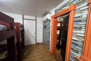 Escritorio, wifi gratis y ropa de cama 