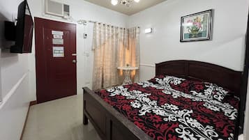 Escritorio, wifi gratis y ropa de cama