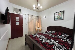 Desk, free WiFi, bed sheets - Kakay Beach Resort (San Narciso)