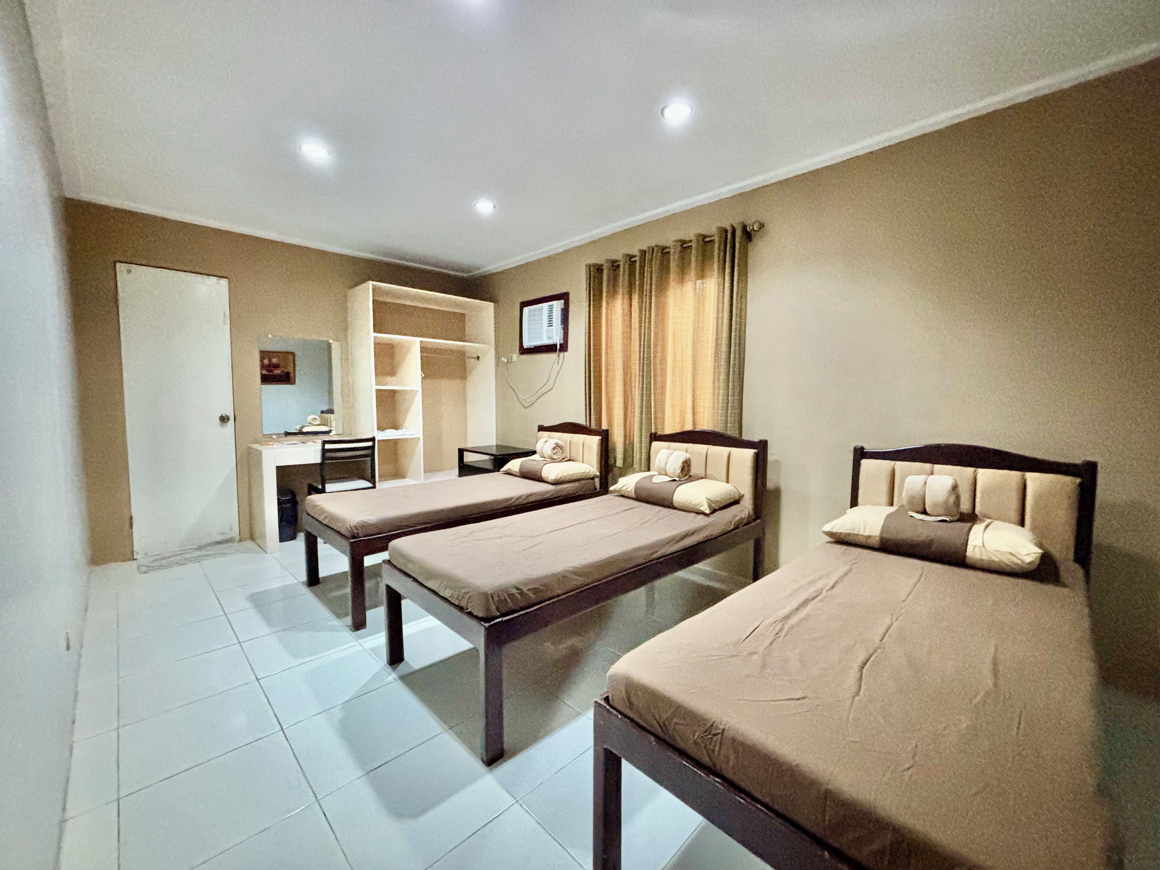 Escritorio, wifi gratis y ropa de cama 