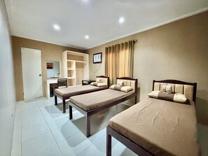 Escritorio, wifi gratis y ropa de cama