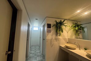 Shared Dormitory, Mixed Dorm | Bathroom | Shower, free toiletries - Lazy Lizard Hostel (Koh Samui)