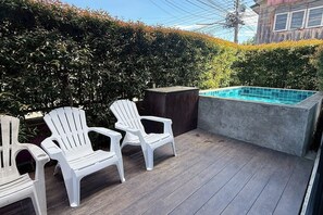 Outdoor pool - Stay Here Hostel (Chiang Mai)