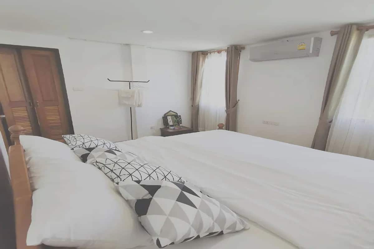 Standard Double Room | Free WiFi, bed sheets