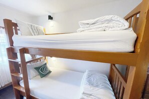 Shared Dormitory, Mixed Dorm | Soundproofing, free WiFi, bed sheets - Stay Here Hostel (Chiang Mai)