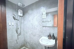 Free toiletries, hair dryer - Stay Here Hostel (Chiang Mai)