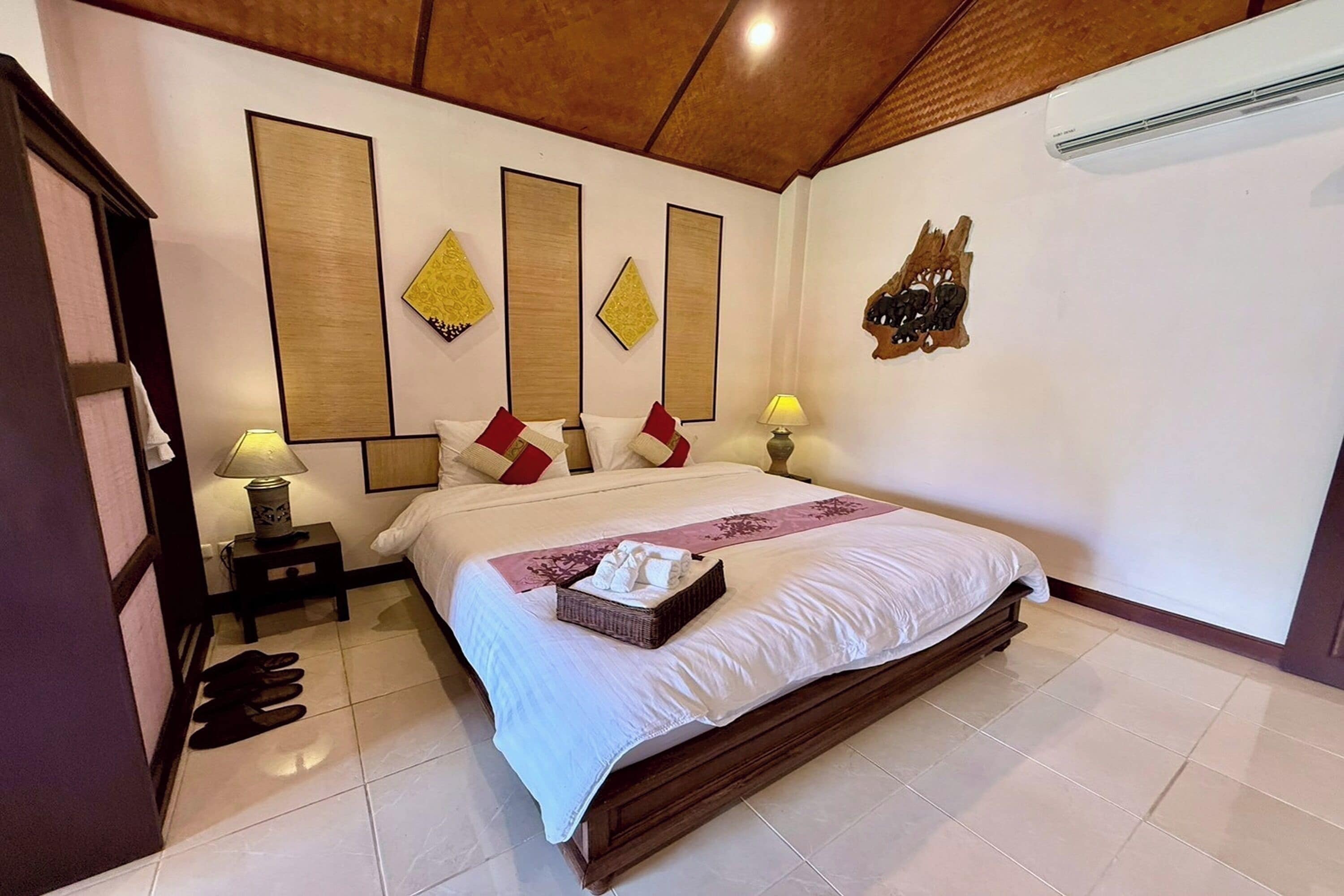 Deluxe Room, 1 King Bed | In-room safe, desk, free WiFi, bed sheets