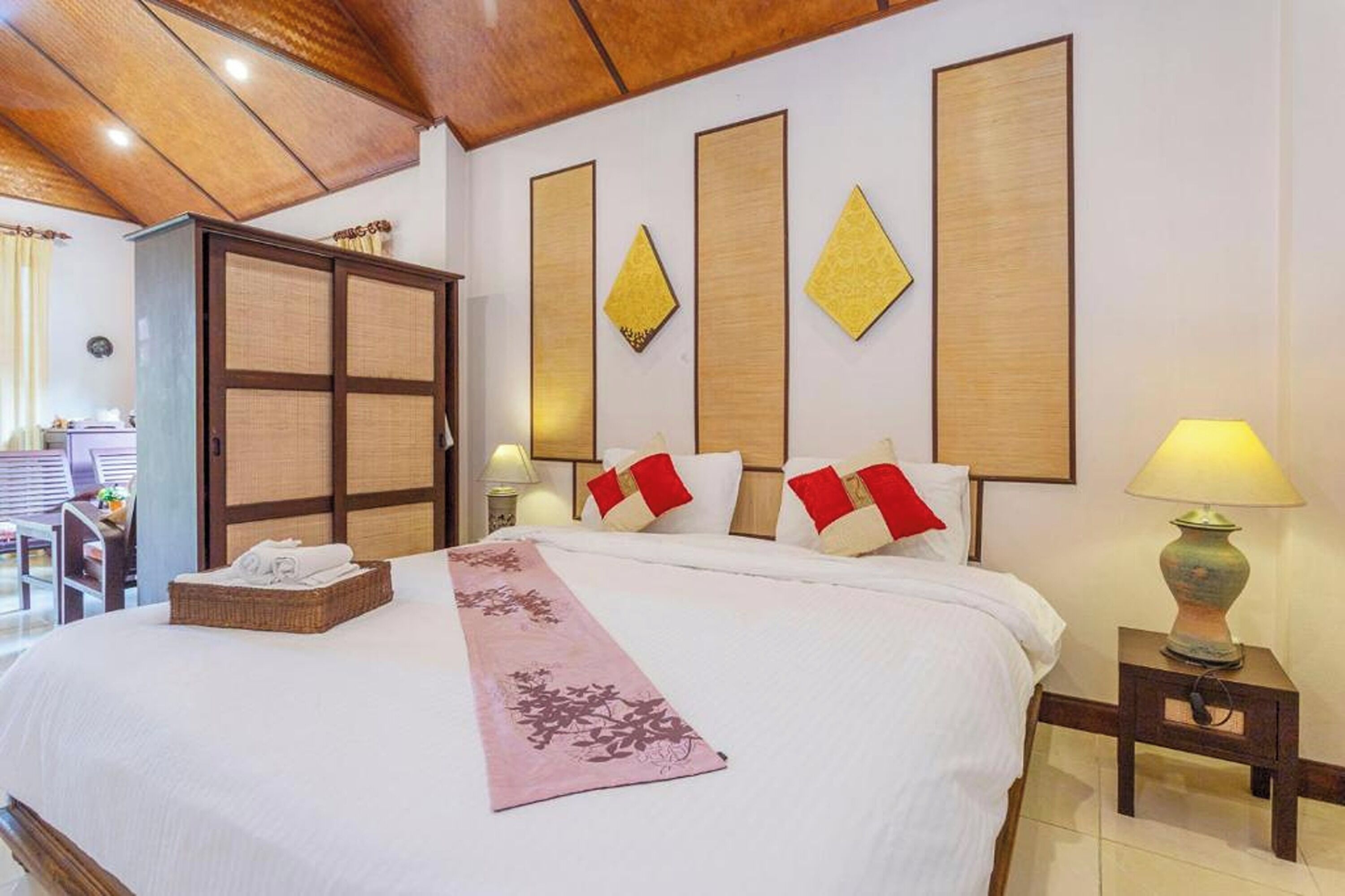 Standard Room, 1 King Bed | In-room safe, desk, free WiFi, bed sheets