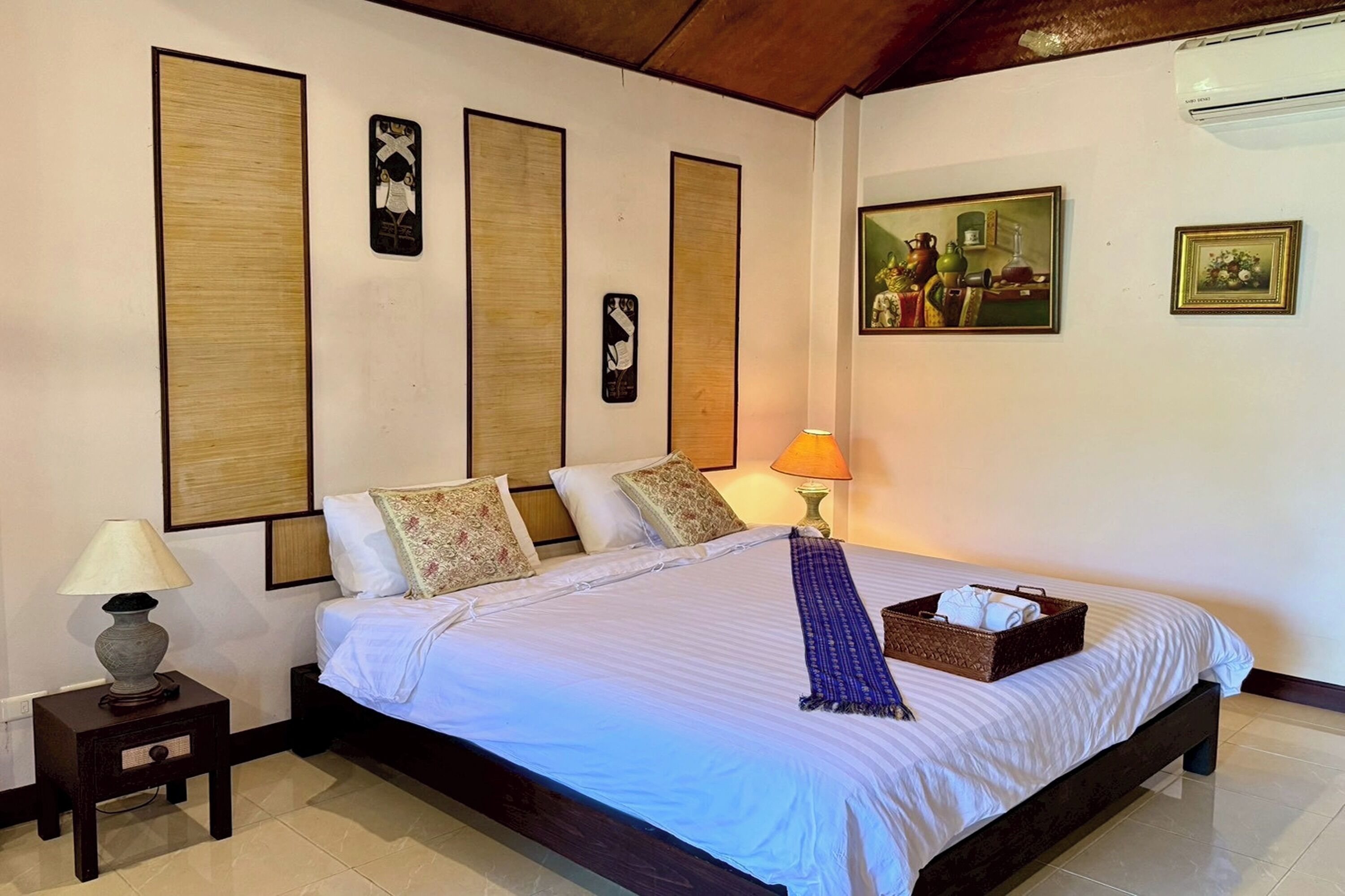 Superior Room | In-room safe, desk, free WiFi, bed sheets