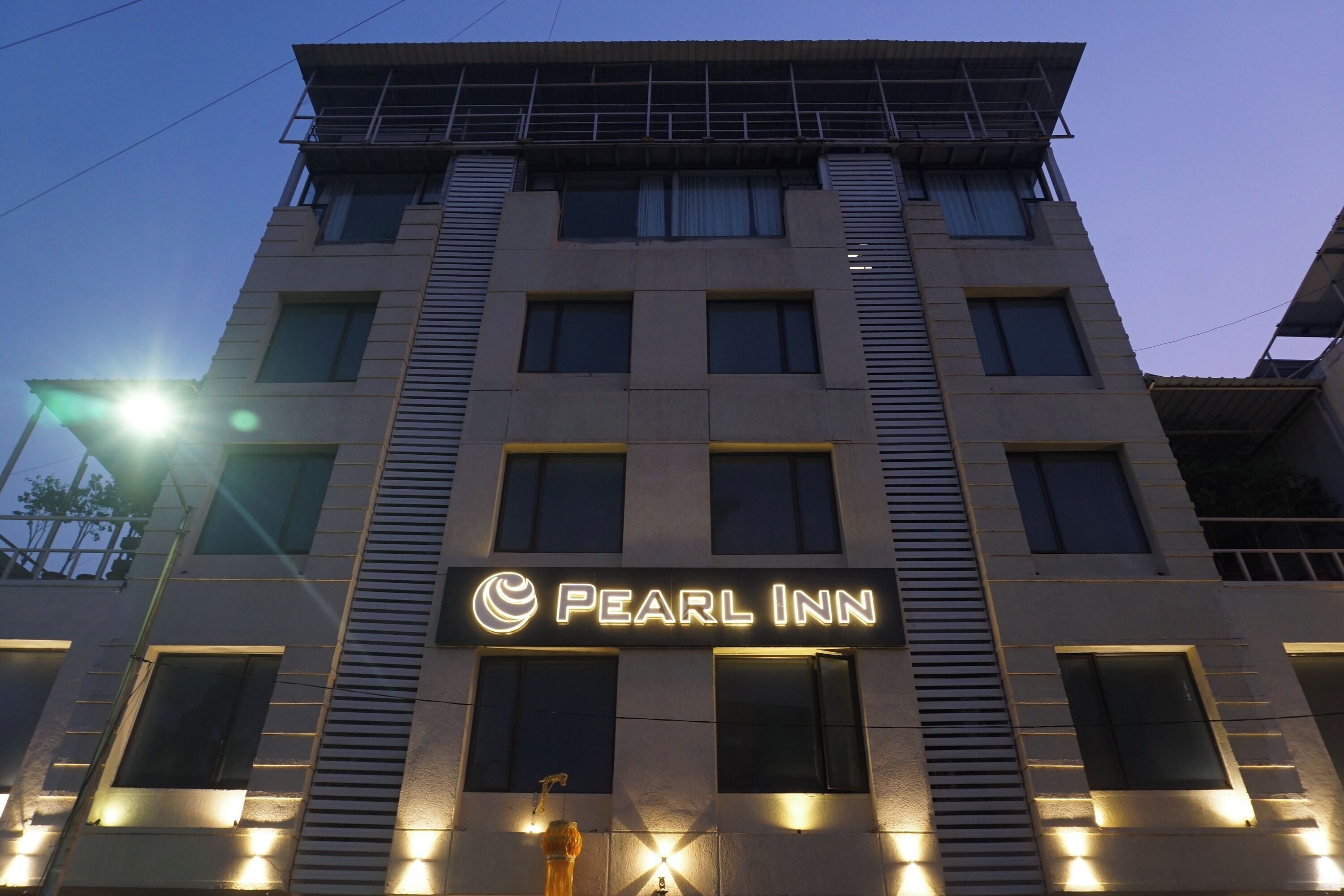 Ein mehrstöckiges Gebäude mit der Aufschrift "PEARL INN".