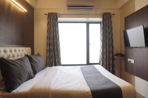 Desk, iron/ironing board, free WiFi, bed sheets - Executive Hotel Pearl Inn (Pune)