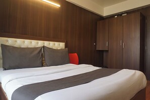 Desk, iron/ironing board, free WiFi, bed sheets - Executive Hotel Pearl Inn (Pune)