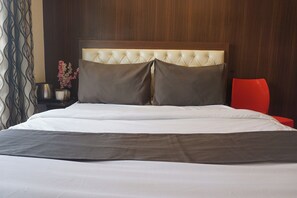 Een bureau, een strijkplank/strijkijzer, gratis wifi, beddengoed