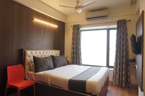Desk, iron/ironing board, free WiFi, bed sheets - Executive Hotel Pearl Inn (Pune)