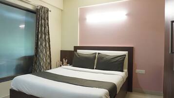 Habitación clásica | Escritorio, tabla de planchar con plancha, wifi gratis y ropa de cama